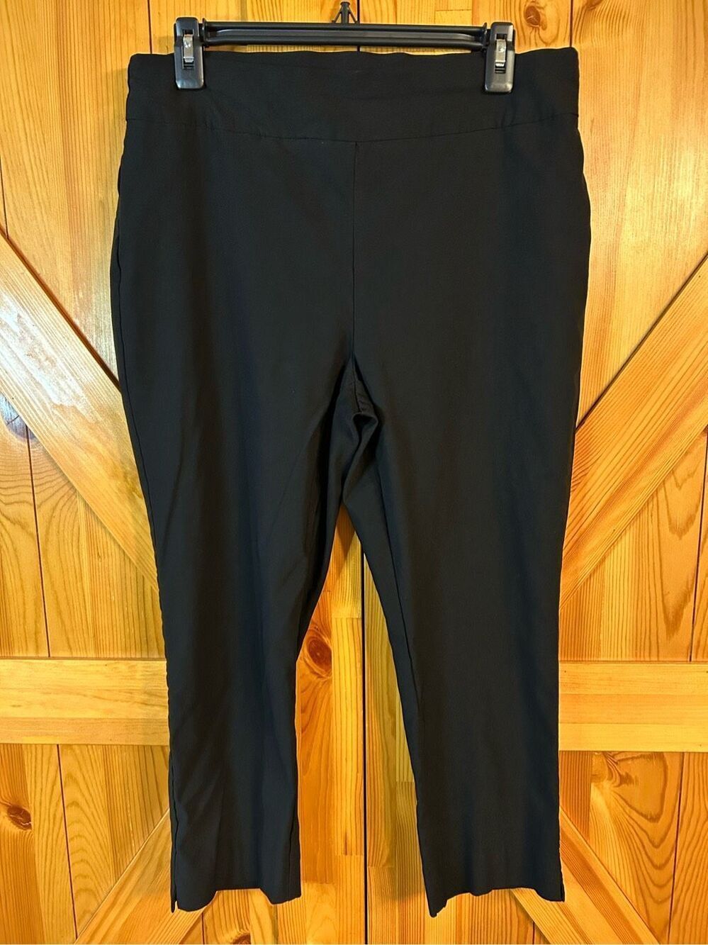 Chicos Womens So Slimming  Cropped Pants Size 10 Black Stretch (0292)